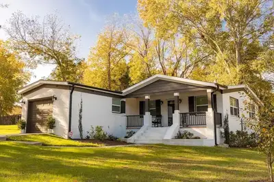 Image de New Hope House! 20 Min to Rdu| Outdoor Kitchen!