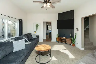 Image de The Corn Crib: Spa - Game Room - Bbq - Office - Downtown - Sleeps 14