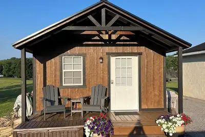 Image de New cabin sleeps 6 only 3mi from Jamestown Dock + Outdoor fun!