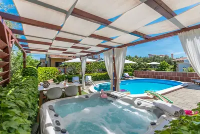 Image de Comfortable vacation apartment in villa with pool, whirlpool and sauna
