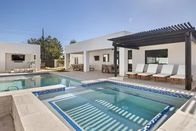 Image de Brand New Luxury Compound - Heated Pool, Spa, Mini Golf
