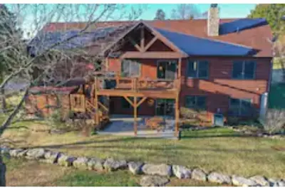 Image de Upscale Lakefront Table Rock Cabin with nearby Launch