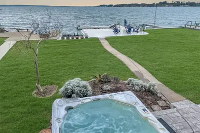 Image de Stunning waterfront location w/ views & lakeside deck; weekly discounts!
