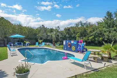 Image de Cozy Suite w/ Private Pool minutes from Navarre Beach!