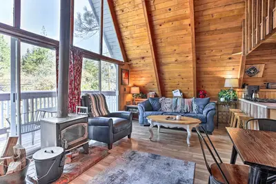 Image de Cozy A-Frame w/ Hot Tub Near Arrowbear Lake!