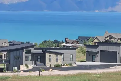 Image de Modern Bear Lake House with incredible lake views!