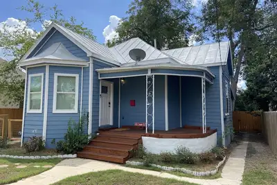 Image de Charming Historic Home + Perfect Location (8 min to Dt)