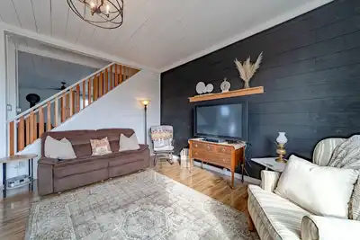Image de 19th-century homestead on an organic dairy farm with gorgeous gardens & views