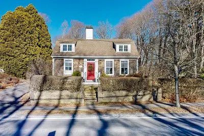 Image de Historical home built in 1680 with modern convenience & original charm