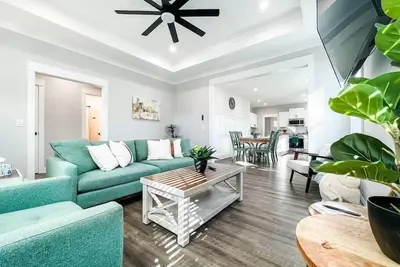 Image de 5 min to Downtown! Cozy New Home with Outdoor Fire Pit
