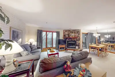 Image de Lovely ski-in\/out condo steps from ski lift with trails and amazing views
