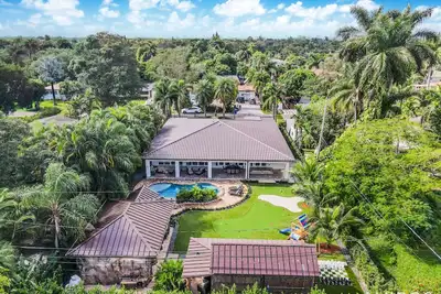 Paradise Near Beach-Downtown w/ Heated pool/Mini Golf & Bbq