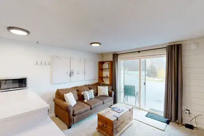 Image de Dog-friendly mountain condo with fireplace & on-site sauna - walk to ski slopes