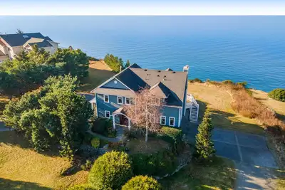 Image de High bank waterfront villa with fireplace, sunset view & fast WiFi -dog-friendly