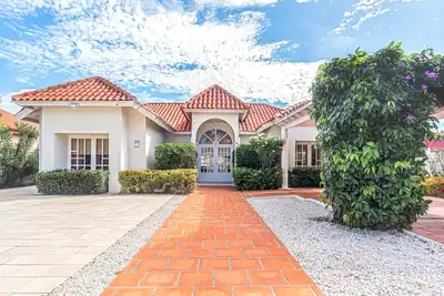 Image de Wayaca Retreat: 4br 3ba, Private pool, renovated, close to beaches, quiet area.