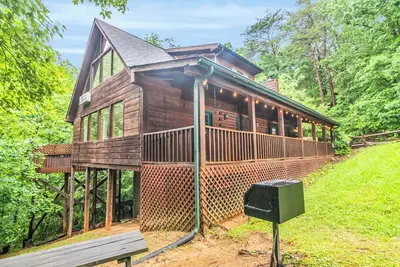Image de Newly Renovated! New deck & Sauna! 3 King Bedrooms! Hot tub/Arcade. Free tickets