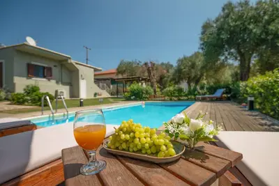 Jennys House: Family House with pool, sleeps 7, WiFi, A/C