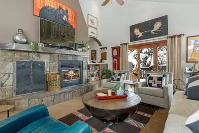 Image de Luxury Home with Private Hot Tub + Woodburning Fireplace - Pet Friendly