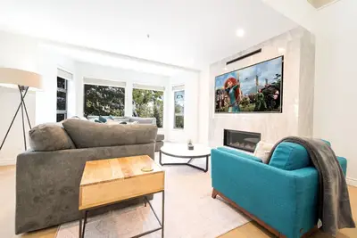 Image de 2br + Loft | King Bed w/ Ensuite & Walk-in Closet | Communal Hot Tub & Sauna | Private Balcony