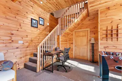 Image de Spacious Log Cabin Near Hiking Trails