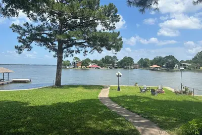 Image de Newly listed and remodeled lakefront home on beautiful Cedar Creek Reservoir