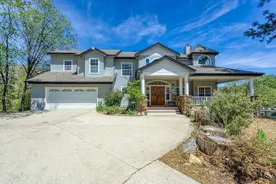 Image de Exquisite mountain home, dog-friendly, with hot tub, fireplace, & washer/dryer
