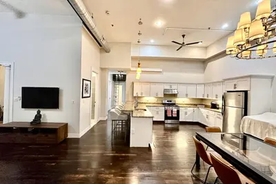 Image de Nyc style loft  apartment 10 min to Times Sq. 1 Parking space avail only.