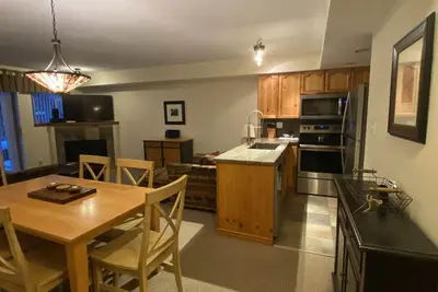 Image de * Christmas In Whistler Village * 2 bedroom/2. 5 bath plus private hot tub