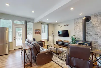 Image de Elegant home near beach with gazebo, wood burning stove & private W/D