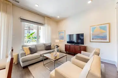 Image de Chic condo steps from beach with patio, W/D, Ac, and resort-style pool and gym