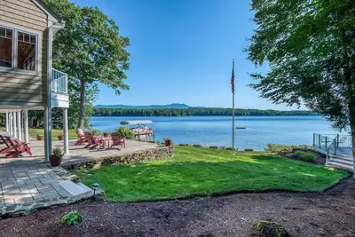 Image de Stunning lakefront hideaway with water view, beach access & dock