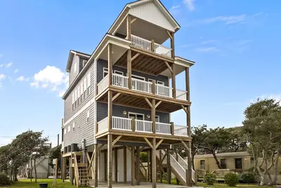 Image de Newly built, ocean-view home with triple-level decks & elevator - sunset views
