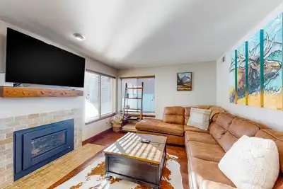Image de Riverfront, ground-floor condo with fireplace & fishing access - near Riverwalk