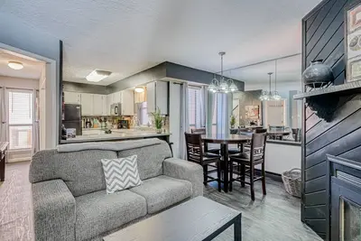 Image de Charming condo with fireplace, skiing, balcony, & washer\/dryer