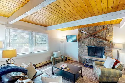 Image de Upper-level condo with a fireplace & washer/dryer - Vail Village bus access