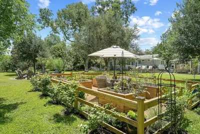 Image de Charming Cottage on Acreage Lot, Short Walk to Historic Town, Shops, & Wine Bars