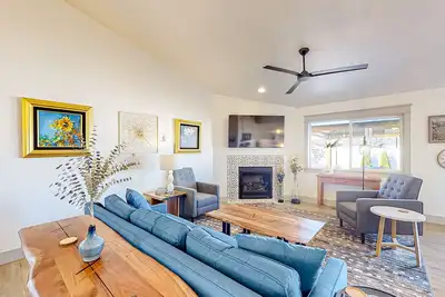 Image de Charming home with skiing, fireplace, enclosed yard, central Ac & washer/dryer