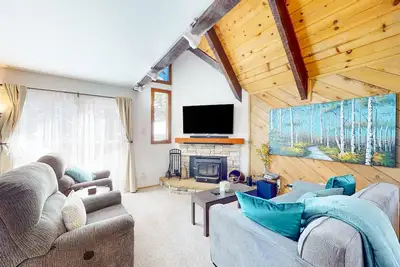 Image de Mountain-view townhome with fireplace & kitchen