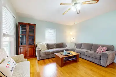 Image de Dog-friendly home with washer/dryer, outdoor dining & grill - walk to town