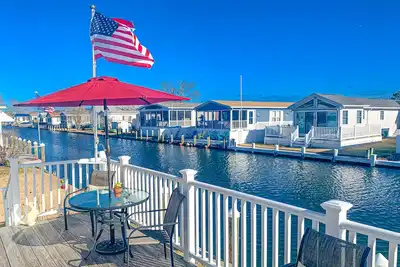 Image de Swann Keys canal-front charmer with bay access, pool, outdoor dining & sunroom