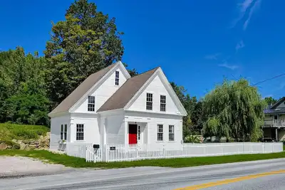Image de Beautifully restored 1800s farmhouse near ski slopes & steps from Vast