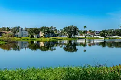 Image de Heather Lakes Retreat – Stylish 3br Home w\/ Lake Views, Lanai, Smart TVs & Pet-Friendly Yard!