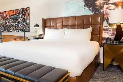 Image de Movie Night with Your Family at the Comedy Store! 2 Modern Units! Pet-Friendly