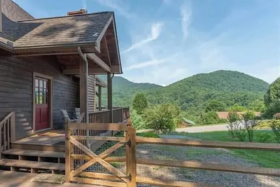Image de The Mountain Sojourn: Your Cozy Retreat with Breathtaking Views in Maggie Valley