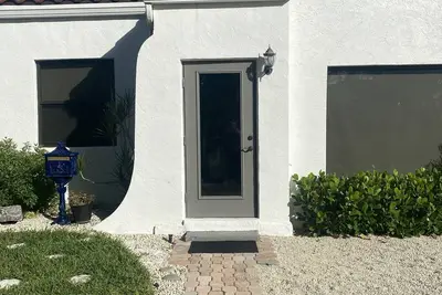 Image de West Palm Beach Spanish Style home ready to host you and your family