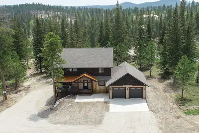 Image de Spacious 3, 000 Sq. Ft. Lodge W/ Hot Tub, Walking Distance to Clubhouse Pool!