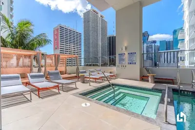 Image de Downtown Condo with City Views, Pool, Near Bayside
