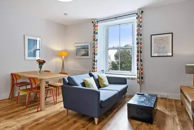 Image de Pendennis - Bright Victorian flat, sea views, close to beach