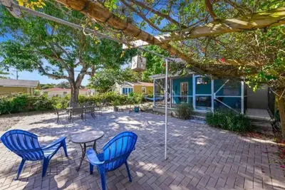 Image de Lake Worth Historic District - 2/1 w outdoor patio - close to everything