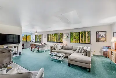 Image de Hood Canal close to the beach with wraparound deck, pool table & fireplace